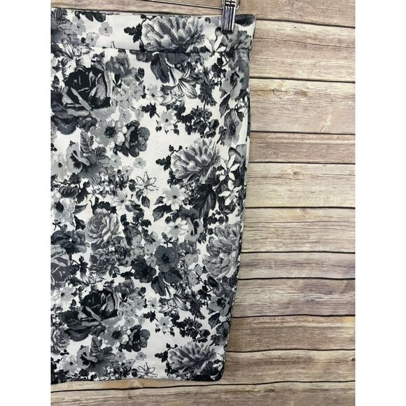 Mack Liam Medium Floral Pencil Skirt Pull On Gray White Roses Stretchy - Picture 8 of 11